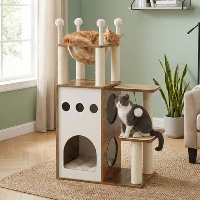 arbre a chat en bois avec chat qui dort dans hamac