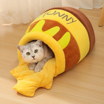 niche-pour-chaton-pot-de-miel-avec-chat-qui-regarde