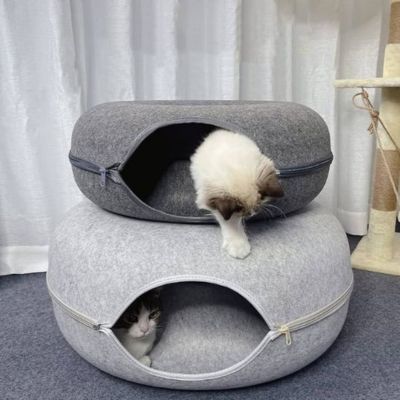 tunnel-pour-chat-donuts-gris-clair-et-fonce-superpose-avec-chats-jouent