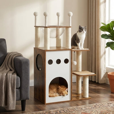 arbre a chat en bois avec chat qui dort