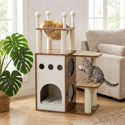 arbre a chat en bois avec chat qui joue