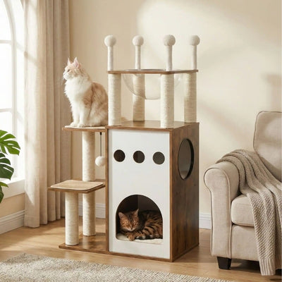 arbre a chat en bois avec chat qui surveille