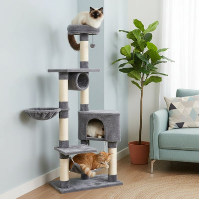 arbre à chat piloma avec trois chats qui observent