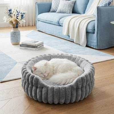 couffin chat mouska avec chat blanc dort