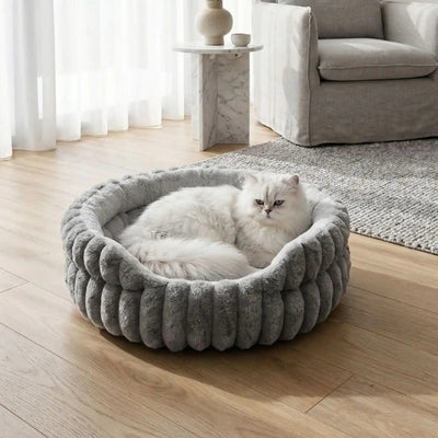 couffin chat mouska avec chat blanc veille