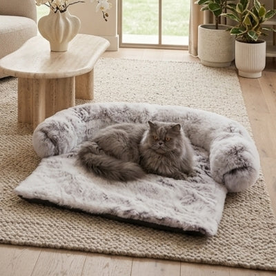 coussin à chat cosmau blanc et café sur le sol