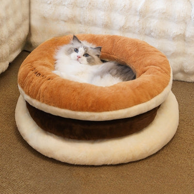 lit pour chat couky en forme de gateau avec chat dedans