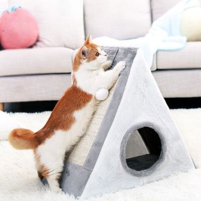 maison pour les chats pythos variante gris avec chat qui fait ses griffes