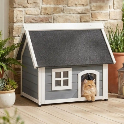 niche en bois pour chat boizon dans jardin