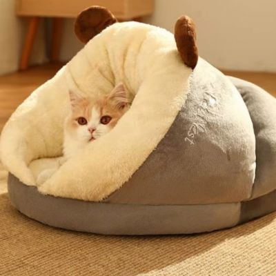 un-chat-surveille-dans-sa-niche-chat-variante-gris