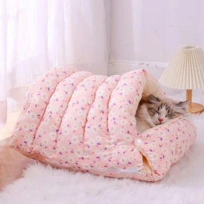 variante-rose-de-la-niche-chat-avec-chat-qui-dort-dedans